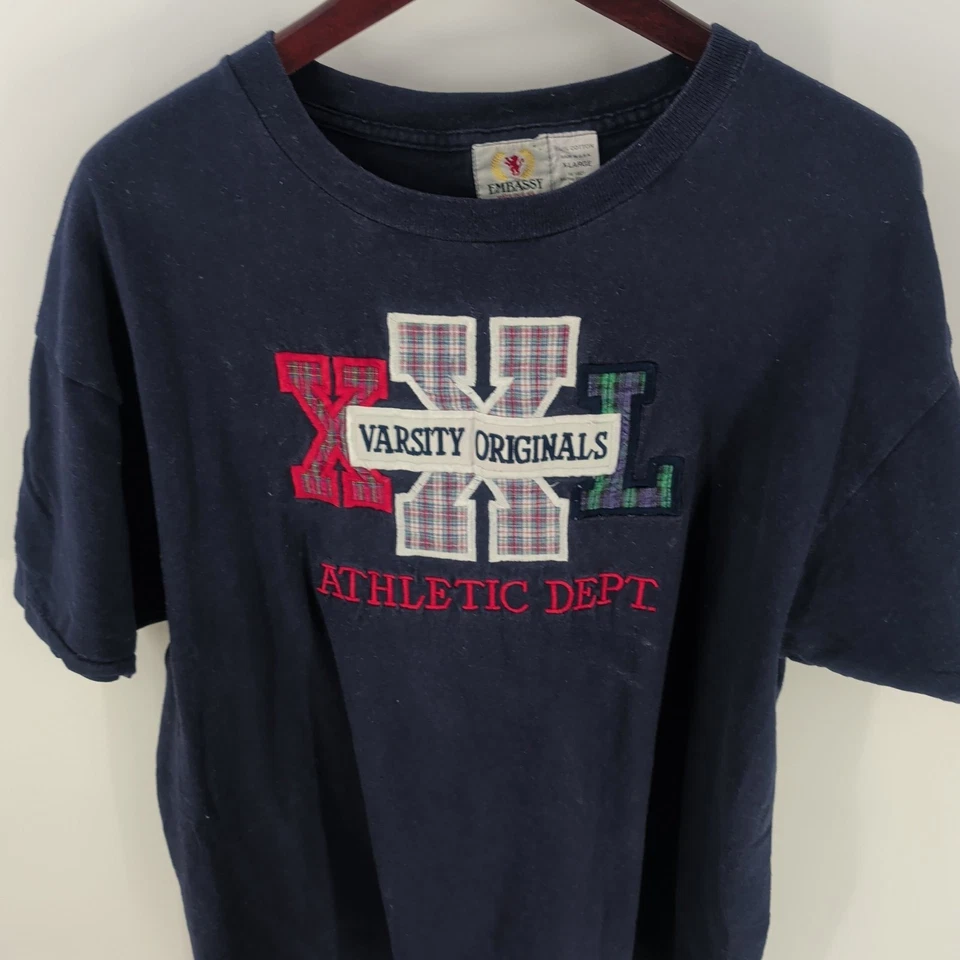 Vintage Embassy Varsity Originals Athletic Dept. Camiseta azul marinho tamanho XL - Imagem 3 de 4