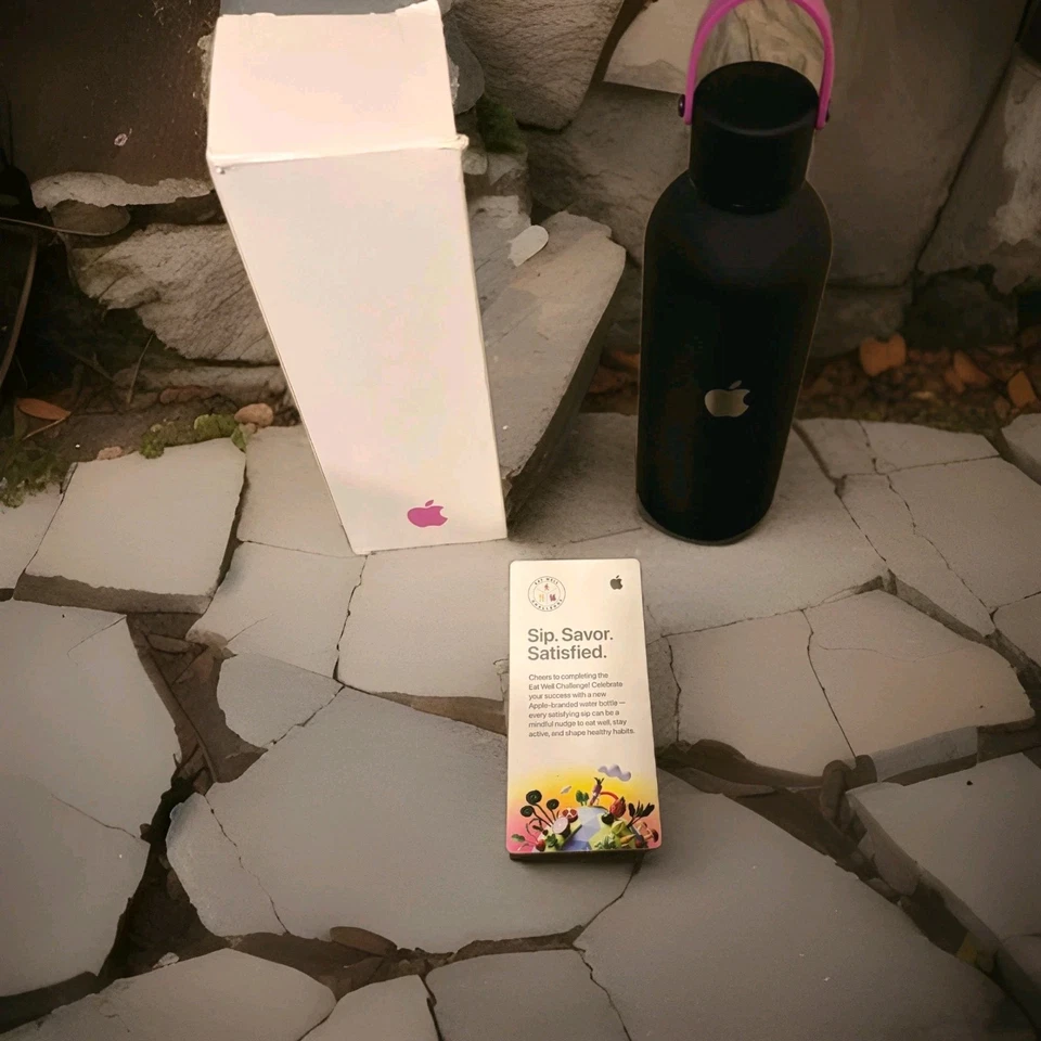 Apple Hydro Flask Red 17oz  Limited Employee Edition | Rare Collectible Gift  - Image 2 of 4