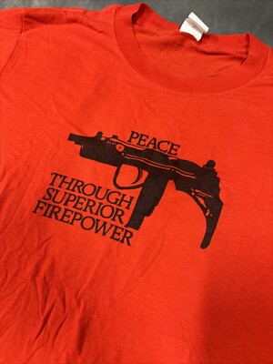 オーダー Vintage Uzi Peace Through Superior Firepower Gun Slogan Tshirt Red