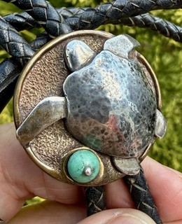Fabulosa corbata vintage hecha a medida de plata esterlina y bronce Bolo ¡Motivo de tortuga!