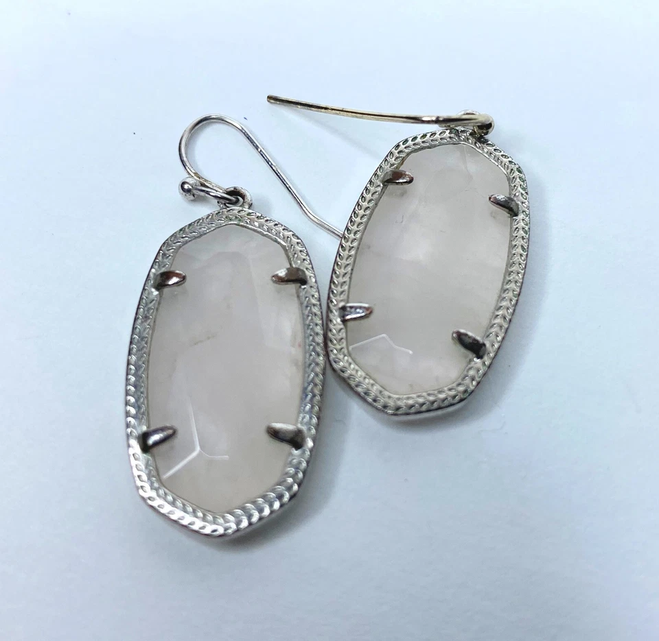 Brincos de gota de prata Kendra Scotts, Lee em rosa suave iridescente, cinza - Imagem 3 de 4