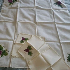 Vintage Grapes Linen Tablecloth Hand Painted Grapes Vine 4 Napkins 37 x 34"