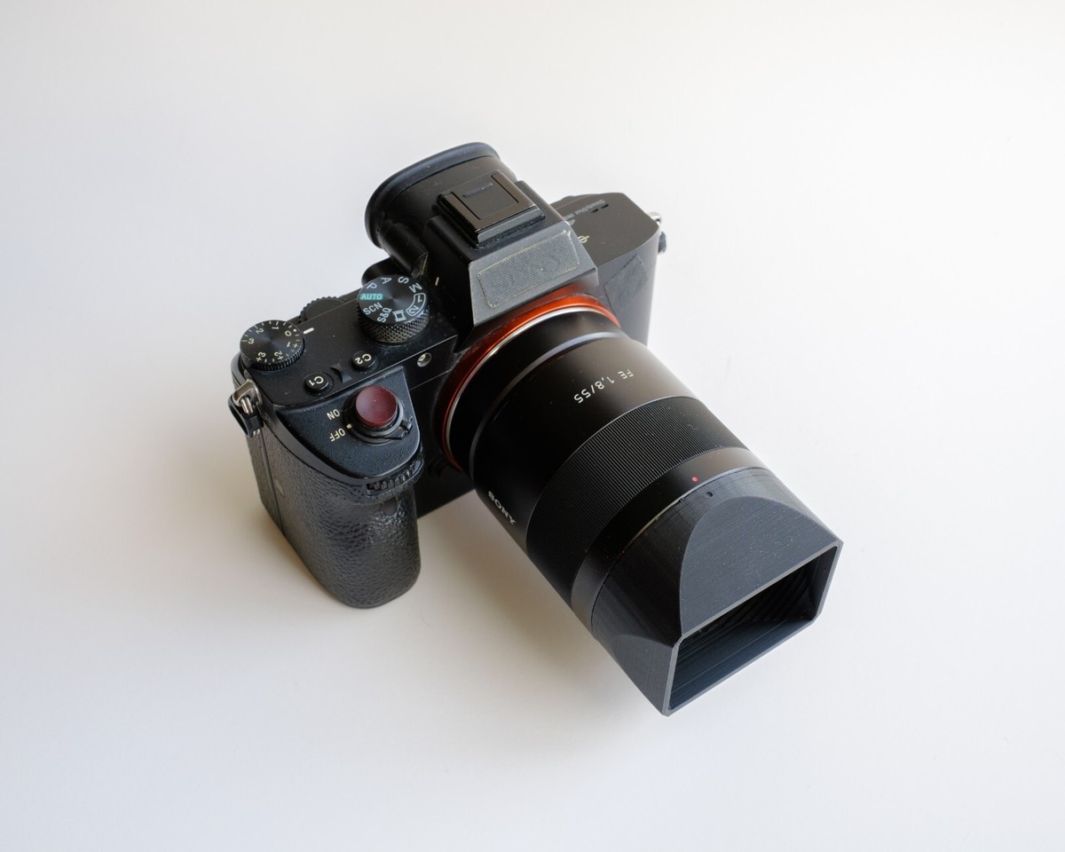 Sony 55mm F1.8 ZA Squarehood, Compact retro-inspired lens Sony 55mm F1.8 ZA Squarehood, Compact retro-inspired lens