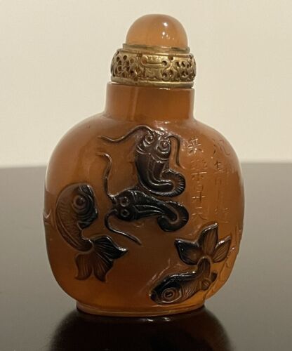 ANTIGUA BOTELLA DE TABACO CHINA COLOR ÁMBAR TALLADA PEZ TÍMIDO FIRMADA - Imagen 2 de 6