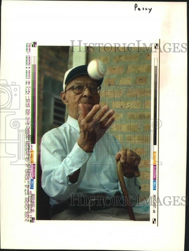 1992 Press Photo Perry Hall tossing ball thinking of season at Milwaukee Bears.