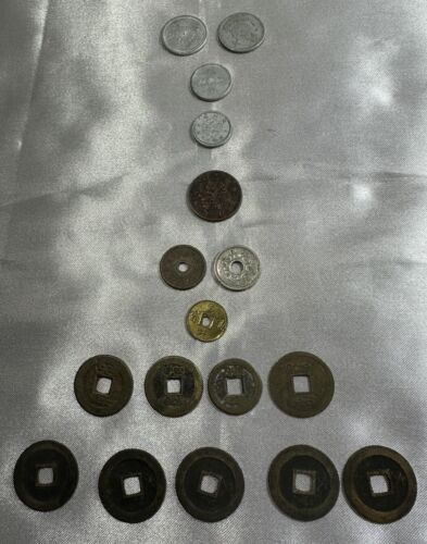 Vintage Asian 17 Coin Lot Assortment - Countries, Denominations Unknown - Afbeelding 1 van 15