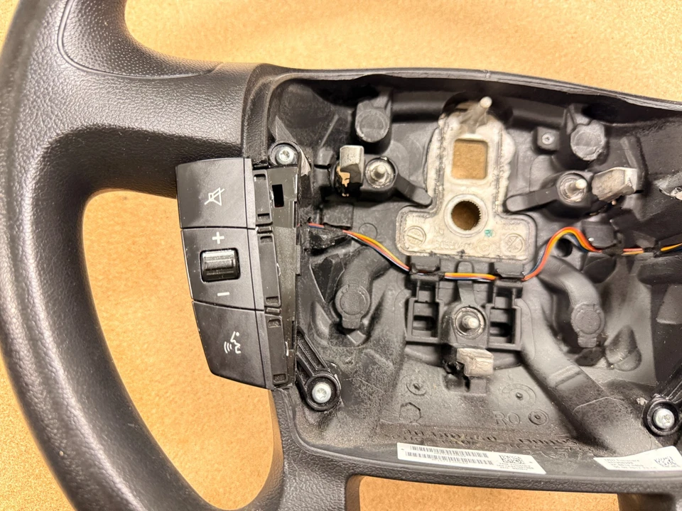 RAM PROMASTER 2500 2015-2022 VOLANTE CONDUCTOR CON INTERRUPTOR DE CONTROL DE CRUCERO DE AUDIO Foto 3 de 4