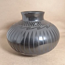 Mata Ortiz Mexican Pottery by Tomasa Mora. 5.25" Tall 6.25" Wide 