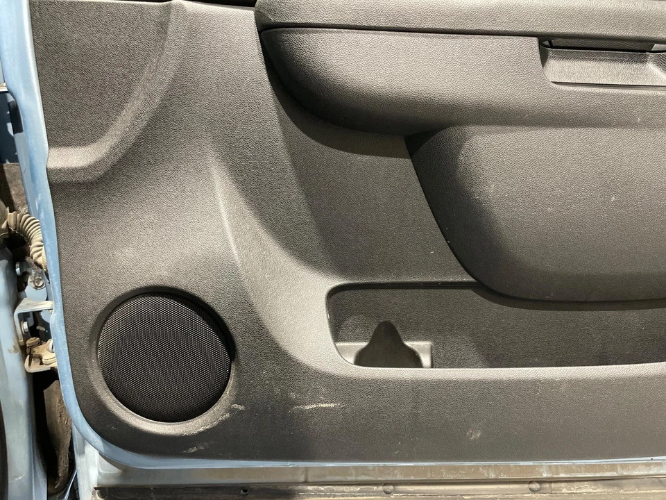 2010 - 2014 GMC Yukon XL1500 Passenger RH Right Black-19I Front Door Trim Panel - Imagem 4 de 4