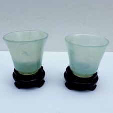 2 Jadebecher um 1960 auf Holzstand Jade transparent bis opak