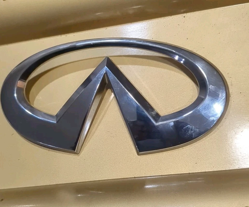 Infiniti QX56 2008-10 escotilla trasera puerta levadiza emblema insignia diámetro 6 1/8x3,0 pulgadas OEM (1) Foto 2 de 4