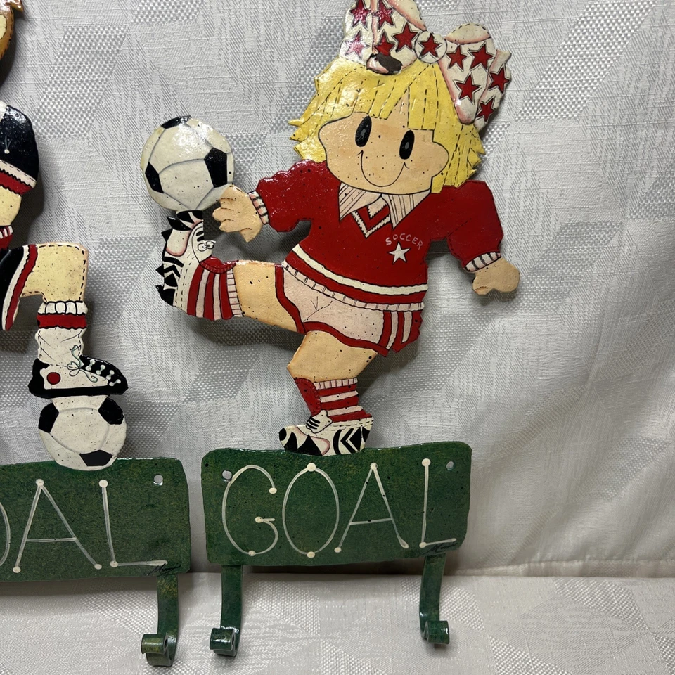 Vintage Metal Soccer Players Kids Coat Hooks Bedroom Wall Decor Handpainted - Imagem 3 de 4