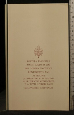 ENKLIKA GOTT CARITAS EST. Benedikt XVI. Vatikan Bücherregal.