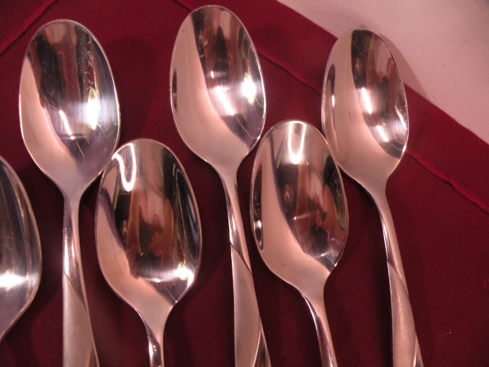 Juego de 7 cucharas sopera ovaladas Cambridge MERCADO satinadas remolino de acero inoxidable 7 7/8" Foto 3 de 4