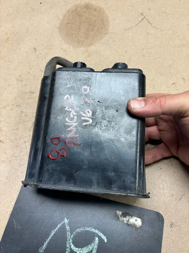 Bote de emisiones de evaporación Ford F100 F250 F350 Bronco lata de carbón vapor Ranger Mus Foto 3 de 4