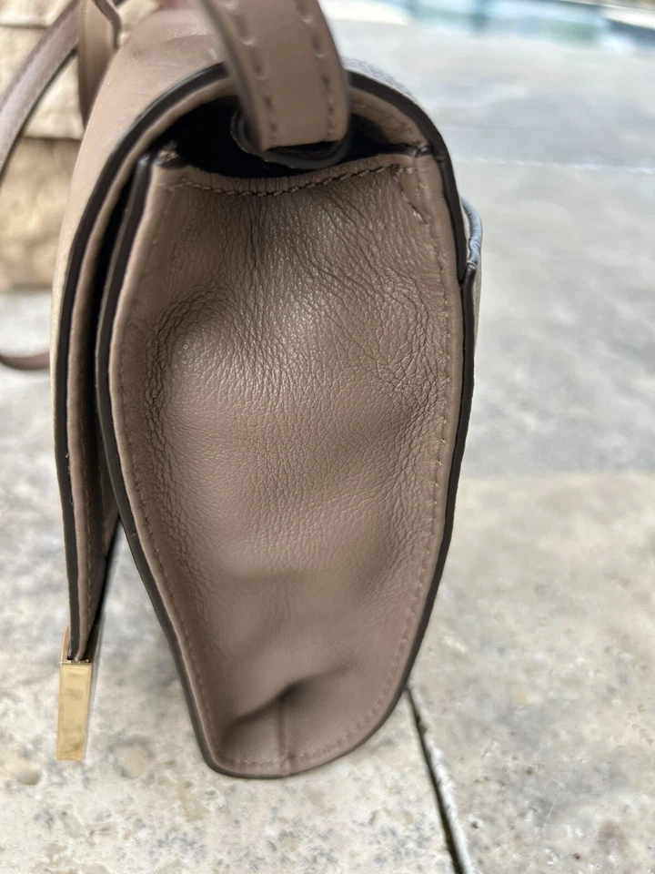 Bolso sin asas Michael Kors Beverly de gran tamaño color topo convertible de cuero Foto 3 de 4