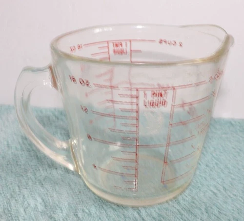 PYREX Red Letter Glass Measuring 2 Cup 16 Oz 500 ml D Handle 516 Vintage