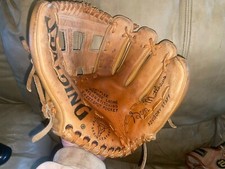 Spalding, Right Handed Throwing Baseball Glove. 42-8135. About 10"
