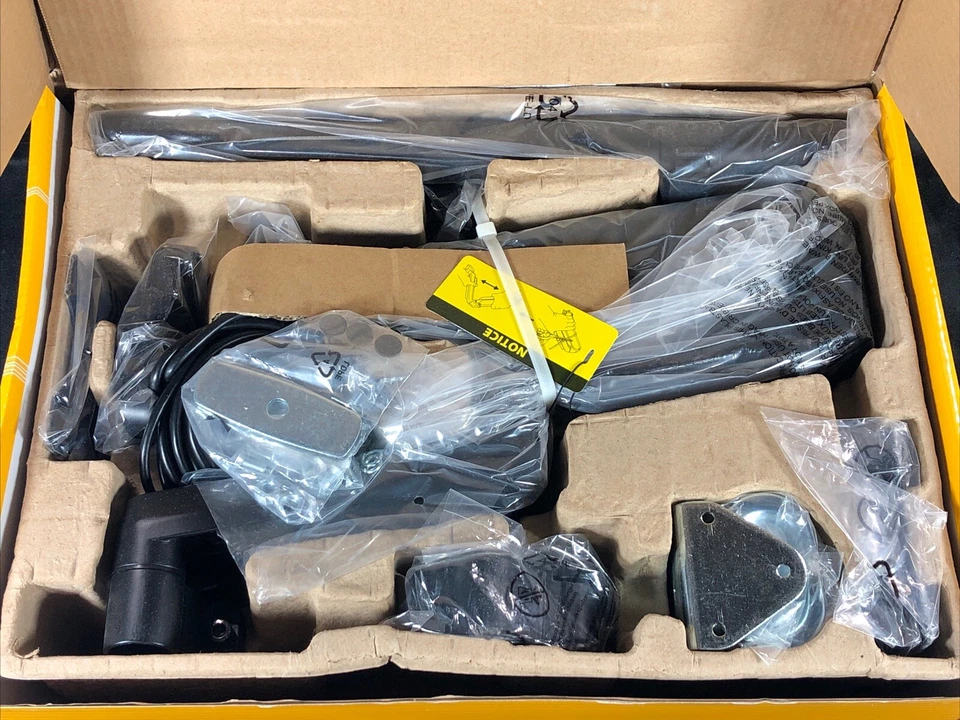 Fellowes Platinum Series Triple Monitor Arm - Image 4 of 4