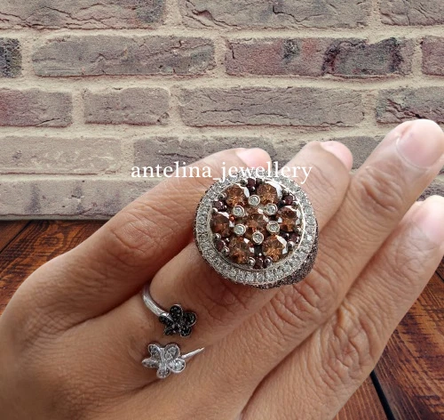 Anillo de compromiso redondo de 4 quilates con diamantes marrones y simulados para hombre enchapado en oro blanco de 14 quilates Foto 2 de 4