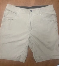 Men’s Swiss Tech Khaki Shorts Size 32 GUC Front & Back Pockets