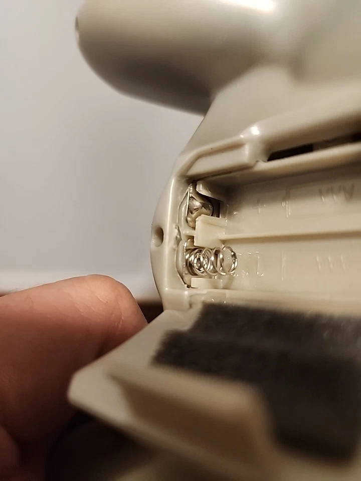 Silver/pearl Mad Catz GameCube 2.4ghz Wireless Controller Untested.NO DONGLE - Image 4 of 4