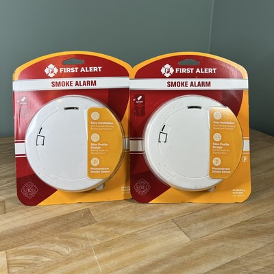 2 NEW First Alert Smoke Alarm Photoelectric Battery Operated Slim Design 1039772