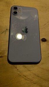 iPhone 11 Fast Wie Neu In Lila 128 GB mit Hüllen Zubehörpaket