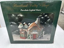 HEARTLAND VALLEY XMAS SHOP TOWN SQUARE COLLECTIBLES HANDPAINTED LIGHTED HOUSE