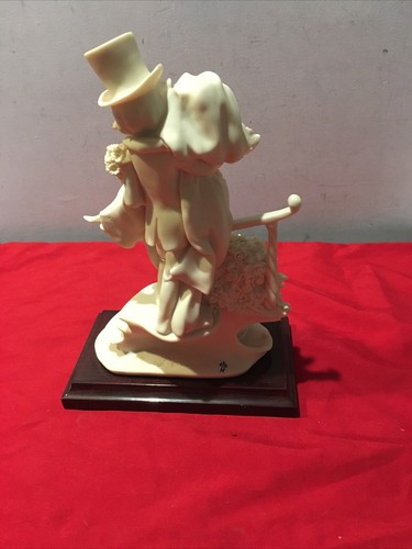 GIUSEPPE ARMANI "LITTLE BRIDE AND GROOM ON STAIRS" FIGURINE 1988 RETIRED - 第 10/12 張圖片