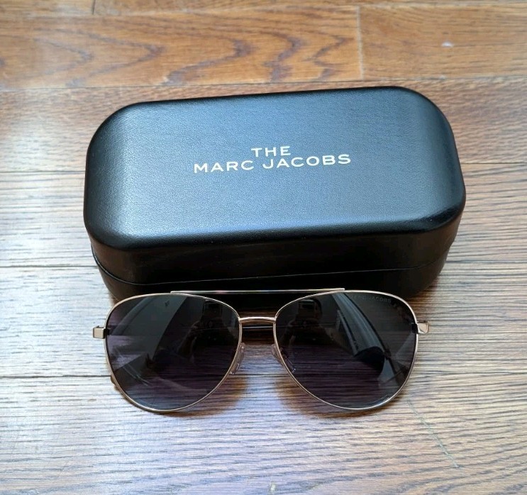 Marc Jacobs Gold-Tone/Black Aviator Sunglasses - NWOT - Incl case & dust cloths Marc Jacobs Gold-Tone/Black Rectangle w/Gradient Lens  main image 2