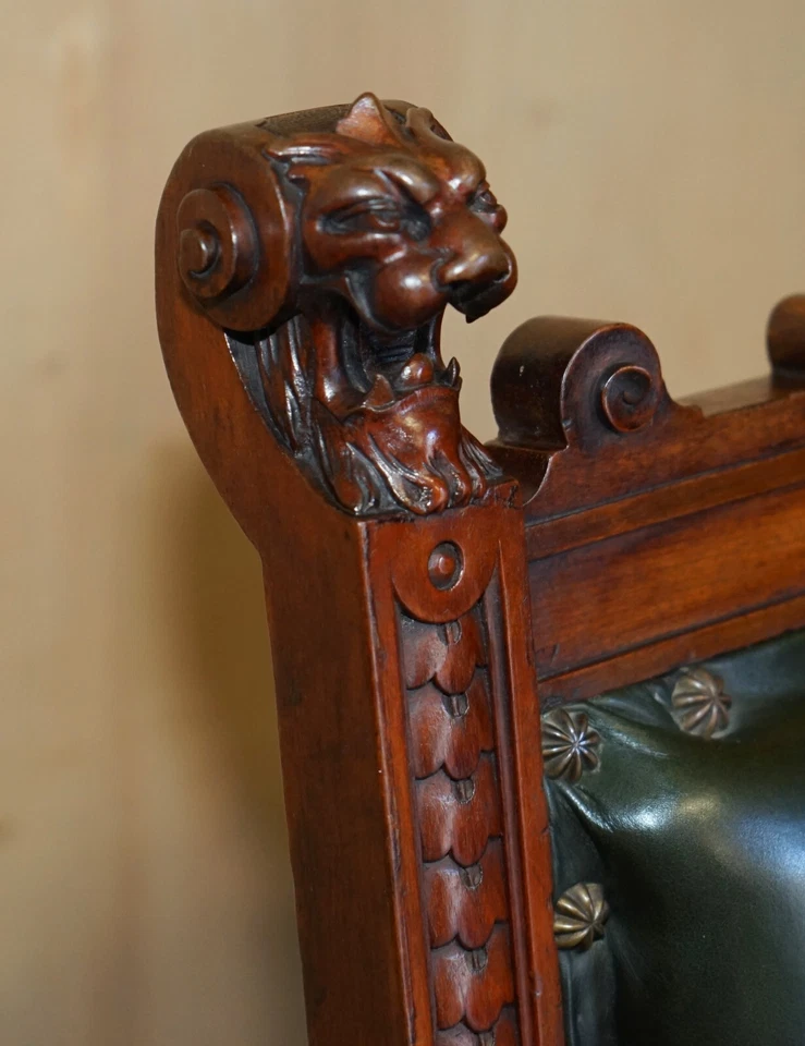 POLTRONA TRONO DE COURO VERDE ESCULPIDA À MÃO INGLESA REQUINTADA IMPORTANTE POR VOLTA DE 1880 - Imagem 4 de 4