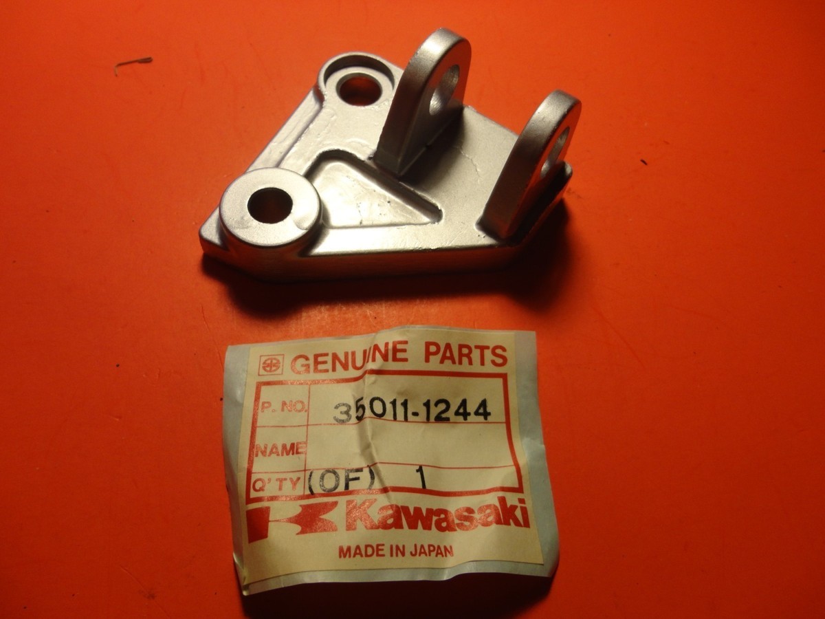 NOS NEW ORIGINAL KAWASAKI 1985 1987 ZX600 LEFT FRONT STEP HOLDER