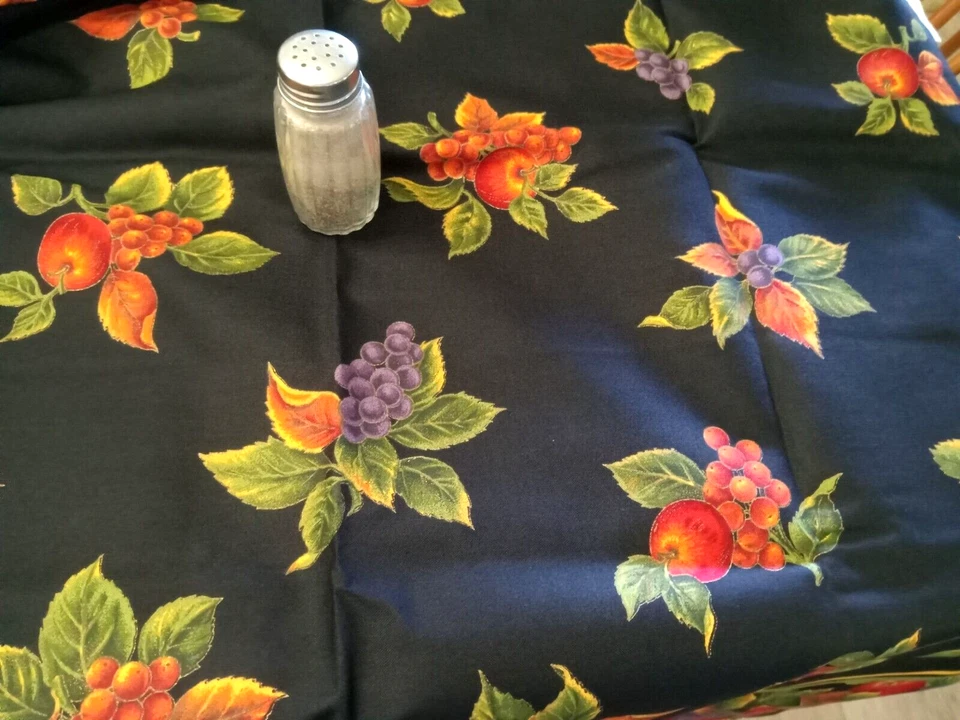 54" L x 57" W Doble Borde Impresión OTOÑO Hojas y Manzanas en Negro VIP Cranston Foto 2 de 4