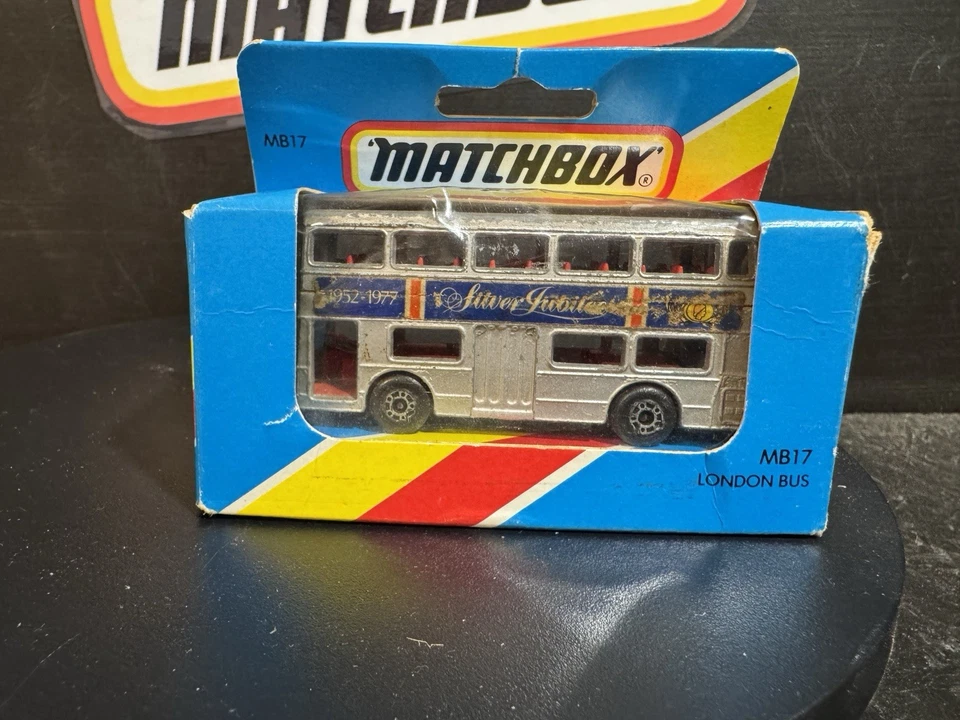 Matchbox Superfast Nr. 17 The Londoner Bus Silver Jubilee anthrazit Base #040 - Bild 2 von 4