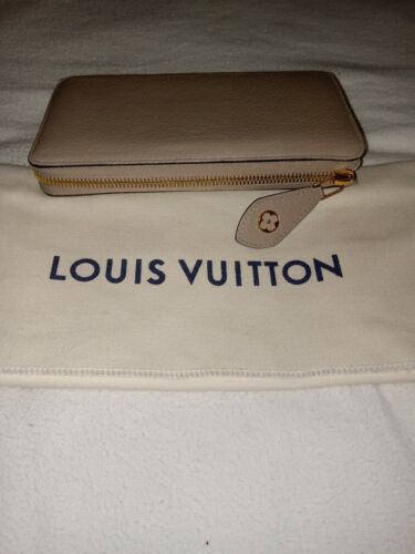Gorgeous Louis Vuitton Zipper Long Wallet