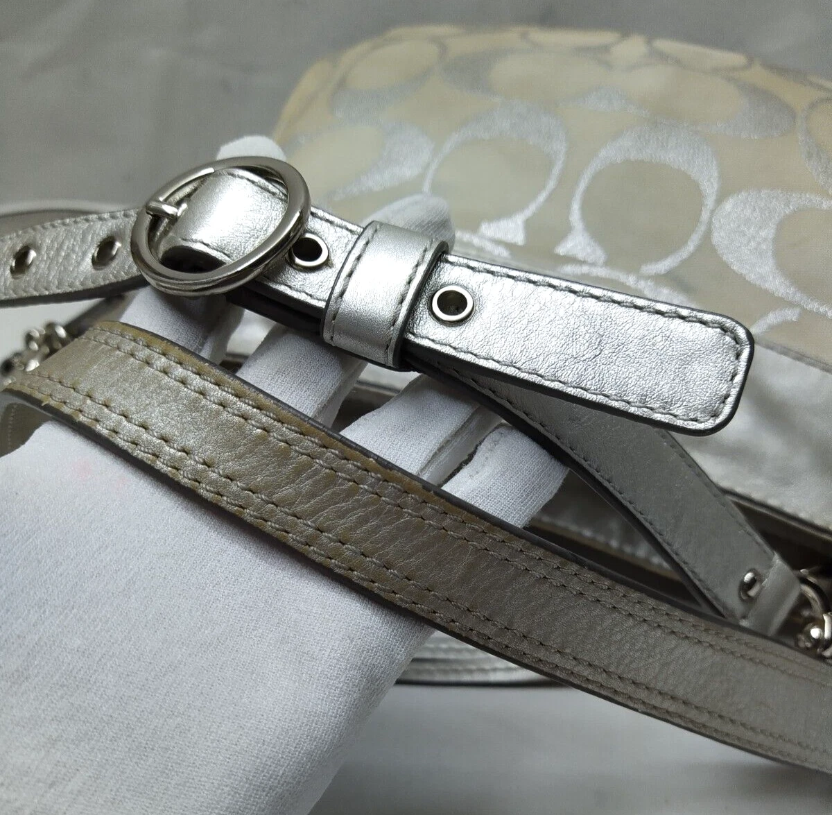 Borsa a tracolla Coach Zoe firma tela grigia finiture in pelle chiusura con cerniera