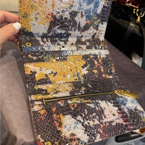 Cartera sin asas Tory Burch multicolor con estampado de serpiente con cremallera dorada Foto 4 de 4