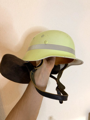 Feuerwehr Helm creme mit Reflexstreifen, Nackenschutz & Lederfutter