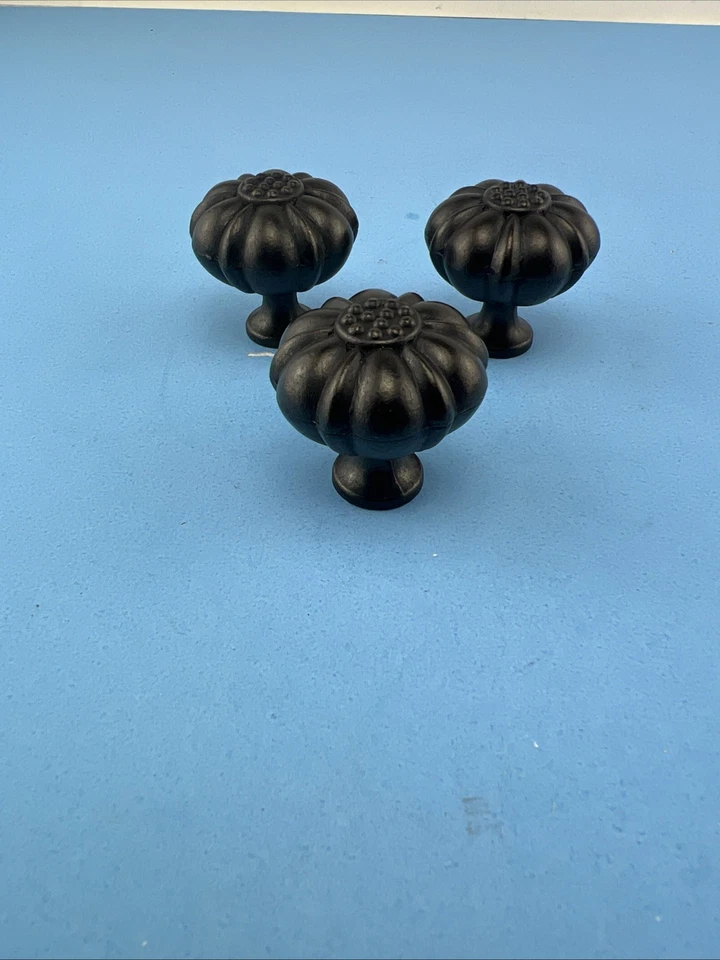 SET OF ASHLEY NORTON PETAL 1-1/2'' ROUND FLUTED FLOWER LUXRY BRONZE CABINET PULL - Image 3 of 4