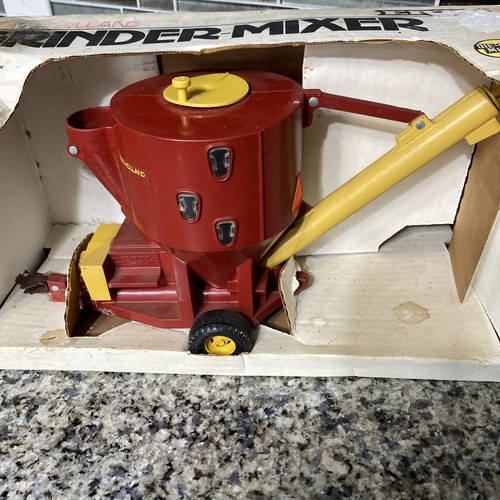 Ertl New Holland Grinder-Mixer Farm Tractor Implement 1/16 Scale Vintage 1986 - Picture 2 of 9