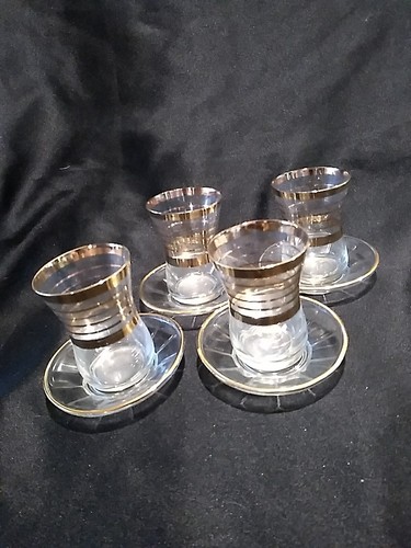 Türkische Teegläser mit Goldrand und Tellern, 4er Set. 136