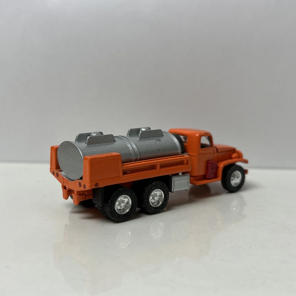 Коллекционная литая модель диорамы автоцистерны 1941-1945 GMC CCKW 6x6 масштаб 1:64 - Изображение 3 из 4