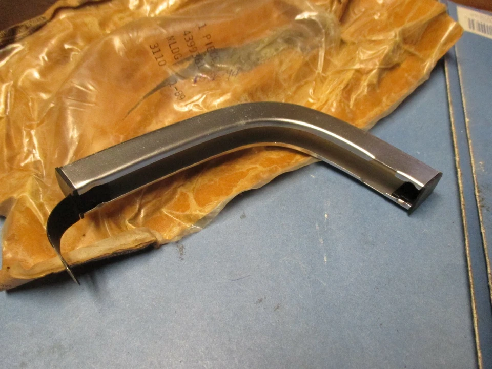 МОЛДИНГ ДЛЯ ЗАДНИХ ФОНАРЕЙ МОДЕЛЕЙ DODGE MINI RAM 81-83.   4399361 - Изображение 2 из 2