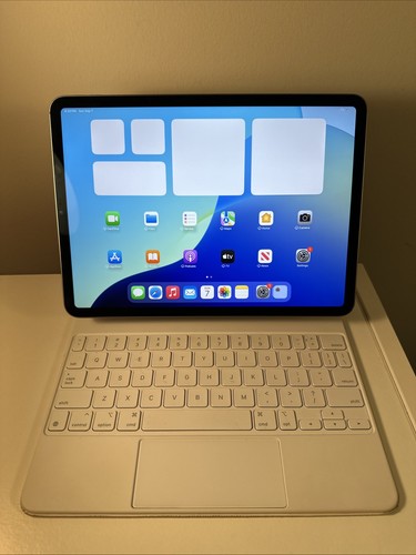 Apple iPad Pro 11 Zoll 4. Gen 256GB Wi-Fi mit Magic Keyboard Bundle - Bild 1 von 18