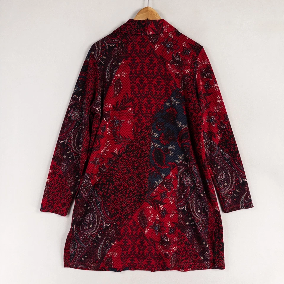 Chaqueta Tejida Susan Graver Regular Estampada Novedad con Cuello Chal Talla Grande Roja Foto 3 de 4