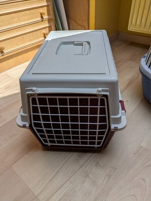praktische Katzen- und Kleintier -Transportkiste in rot/grau