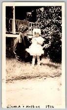 Vtg B&W Snapshot Mother & Young Girl Glenna In White Dress & Bonnet Outdoors