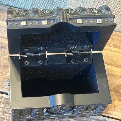 Cofre del Tesoro Piratas del Caribe Disney Negro Plata Detallado Coleccionable - Imagen 5 de 6