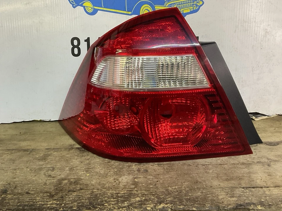 Luz trasera izquierda Ford Quinterent 2005-2007 montaje OEM 2005 Foto 2 de 4